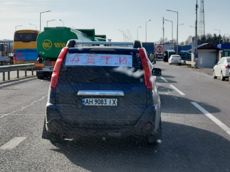 Na samochodach kobiety umieszczały kartki z napisem "dzieci"