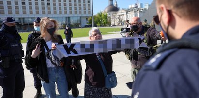 Przepychanki z policją na miesięcznicy smoleńskiej i wulgarny napis na transparencie. ZDJĘCIA