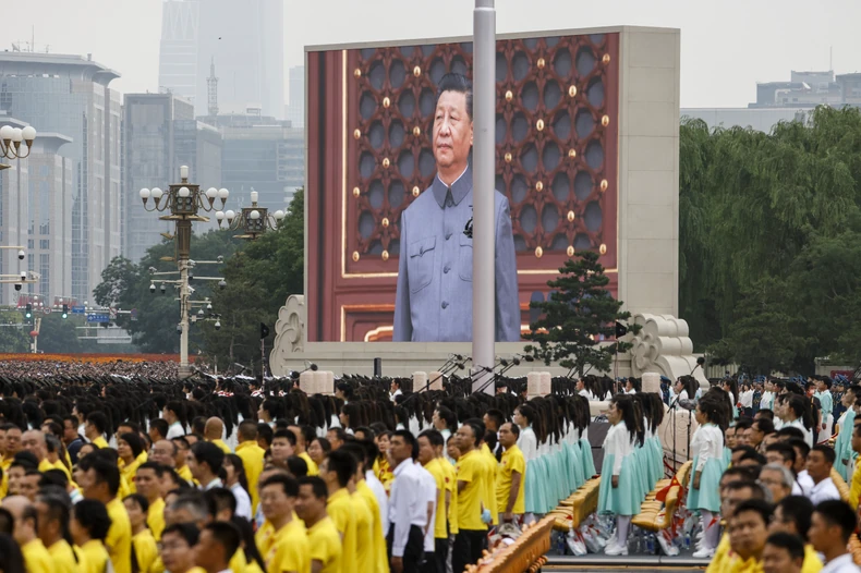 Si na ekranu tokom proslave 100 godina kineske KP