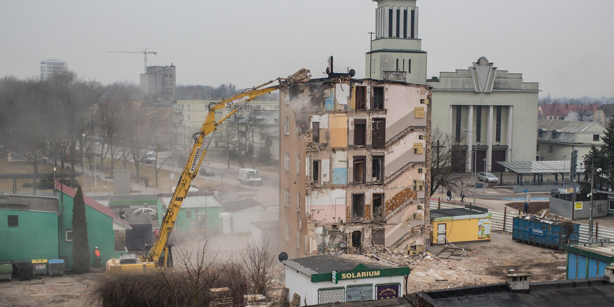 Wyburzają kamienicę na Dębcu