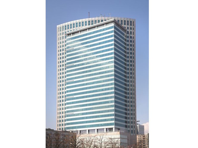 Analitycy przekonują, że do końca 2017 r wskaźnik pustostanów najprawdopodobniej utrzyma się na niezmienionym  poziomie. Moment ten powinny wykorzystać firmy, którym kończą się umowy najmu oraz te, które mają nowe oczekiwania względem wynajmowanej powierzchni. Eksperci zapewniają bowiem, że właściciele biurowców są skłonni do negocjacji i proponują najemcom wiele benefitów, począwszy od wakacji czynszowych po zachęty na aranżację nowego lokum. Obecnie za wynajem 1 mkw. biura w centrum Warszawy trzeba zapłacić 19-23 EUR  miesięcznie.