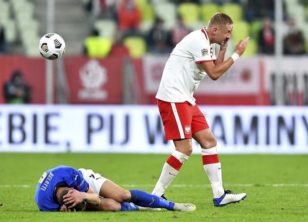 Reprezentant Polski Kamil Glik (P) i Andrea Belotti (L) z Włoch podczas meczu grupy A1 piłkarskiej Ligi Narodów, na "Stadion Energa Gdańsk"