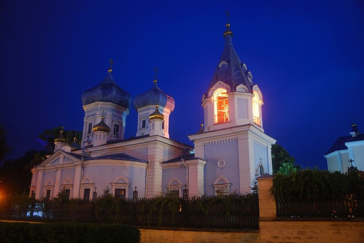 Kiszyniów jest położony w historycznej krainie Besarabii, która w średniowieczu stanowiła część Rusi Kijowskiej, a później innych księstw ruskich. W 1991 r. Mołdawska Socjalistyczna Republika Radziecka oderwała się od ZSRR i powstała Mołdawia.

Klasztor w Kiszyniowie