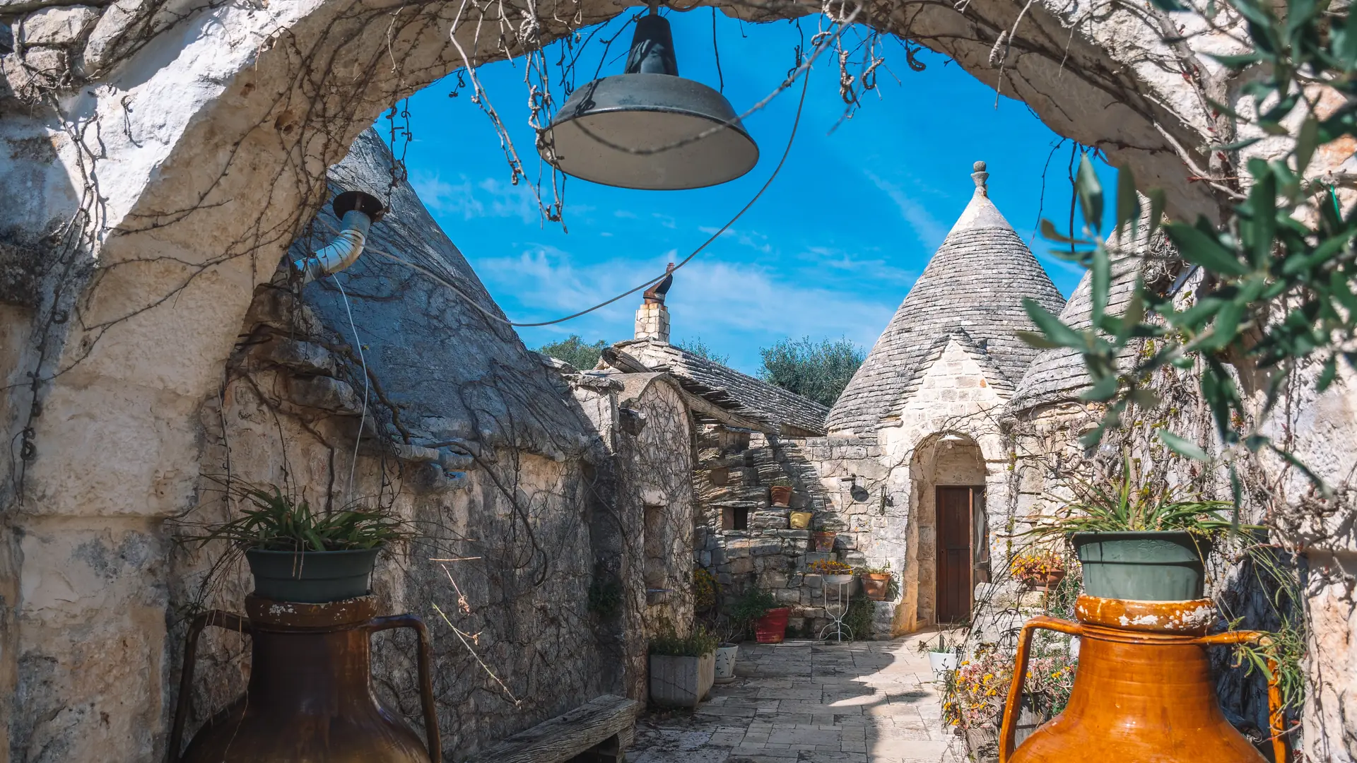 Najdziwniejsze noclegi na Airbnb. Kościół to nuda, czas na trullo 