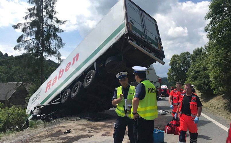 Autobus zderzył się z ciężarówką na zakopiance