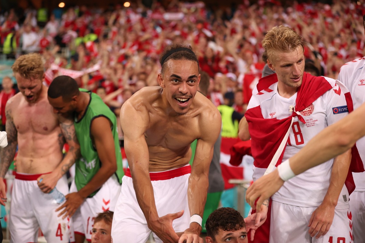Yussuf Poulsen i jego koledzy z drużyny świętują po meczu ćwierćfinałowym
