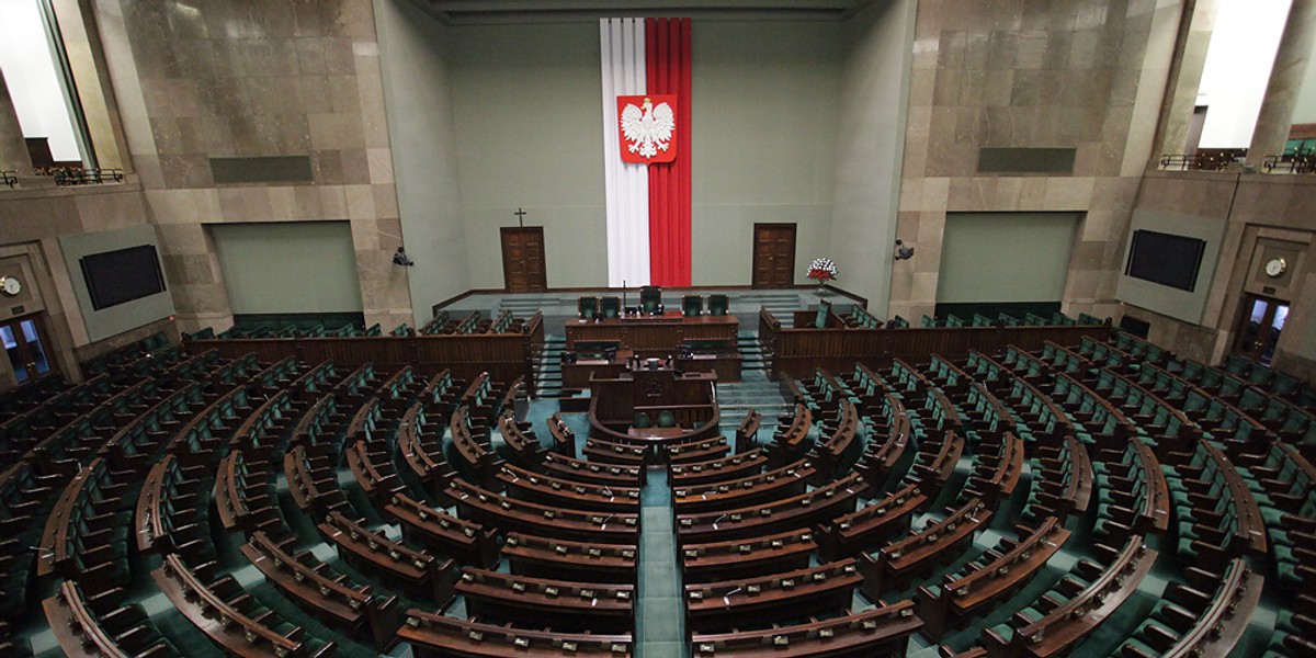 Najnowszy sondaż CBOS: PO dziesięć punktów procentowych przed PiS