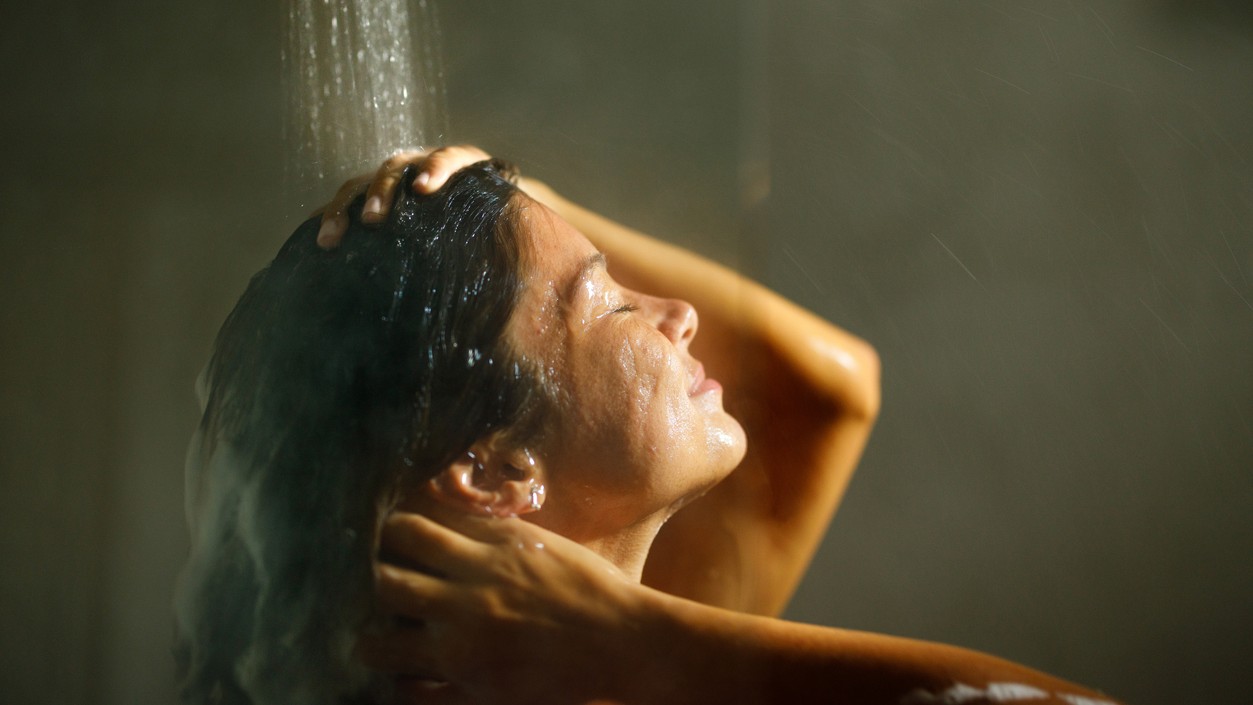 Večerné sprchovanie ako rituál duševnej pohody. (Ilustračný obrázok)
