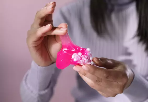 Slime to kreatywna zabawka, która podbija serca dzieci. Jak zrobić glutka w domu?