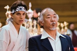 Prošle su četiri decenije, a on kao da NIJE OSTARIO ni godinu: Ovako danas izgleda DEČAK IZ FILMA "KARATE KID" - prevario vreme, OBESMISLIO KRŠTENICU