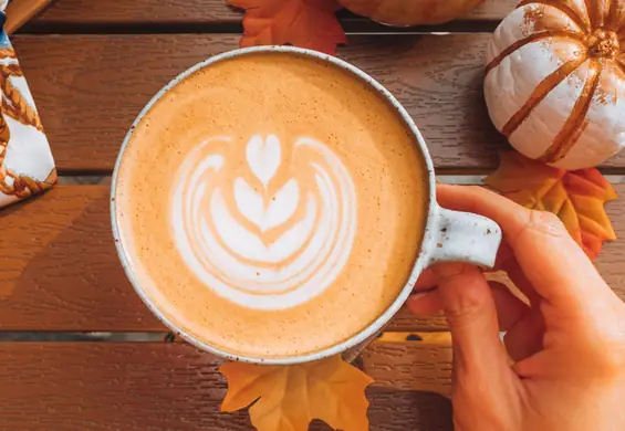 Cynamon, kardamon, pumpkin spice latte. Przepisy na pyszne, jesienne kawy, które zrobisz sama