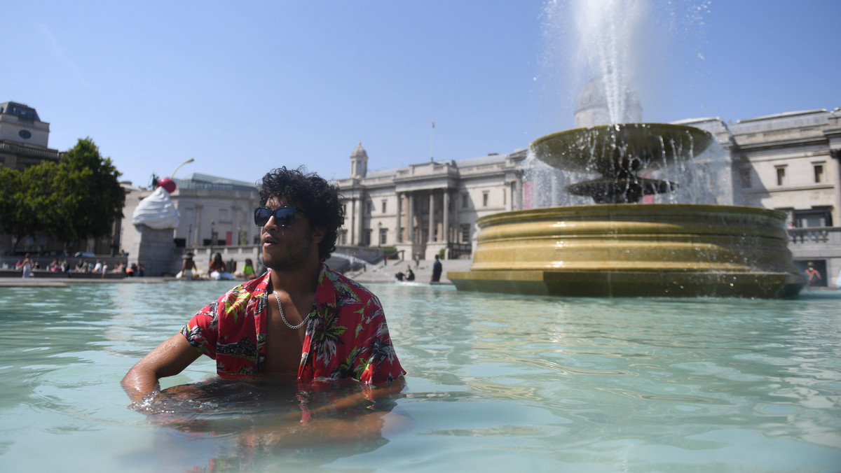 Londyńczyk schładza się w fontannie na Trafalgar Square 