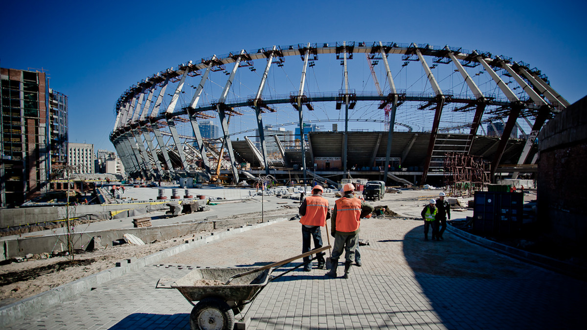 Nie w sierpniu, ale w październiku zostanie otwarty remontowany na przyszłoroczne piłkarskie mistrzostwa Europy Stadion Olimpijski w Kijowie - poinformował odpowiedzialny za przygotowania do tego turnieju wicepremier Ukrainy Borys Kołesnikow.