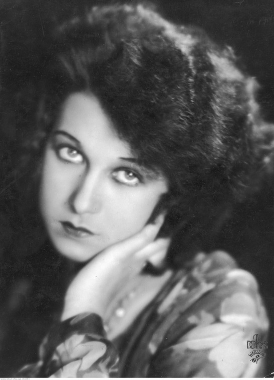 Ina Benita jako Renia w jednej ze scen filmu "Puszcza" (1932 r.)