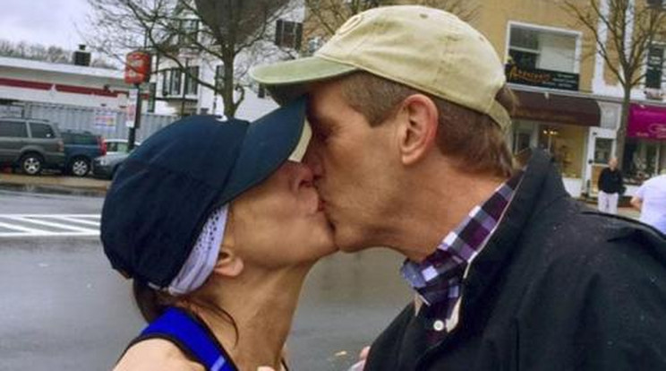 Verseny közben csókolt meg egy idegent a maratonista