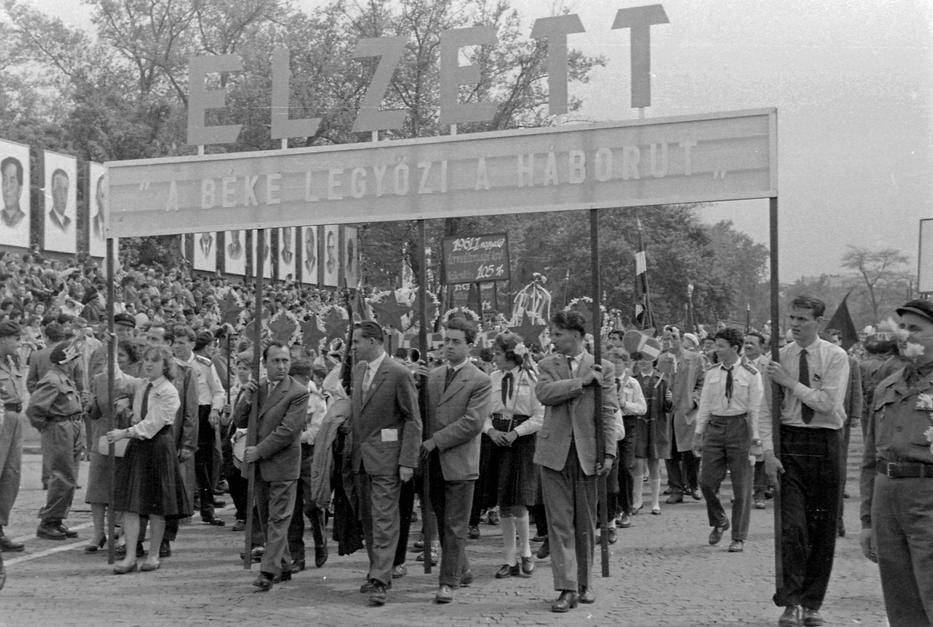 Ötvenhatosok tere (Felvonulási tér), május 1-i felvonulás 1961-ben /Fotó: Fortepan