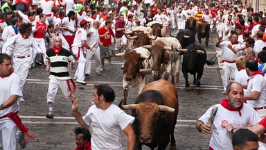 Gonitwa byków znów przyciąga tłumy. Trwa festiwal San Fermin w Pampelunie [ZDJĘCIA]