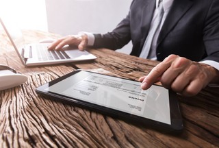 Sprzedaż udziałów w nieruchomościach. Co z VAT?