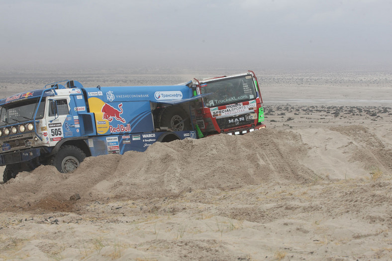 Dakar 2013: ciężarówka bez skrzyni, Małysz traci oddech (13. etap, wyniki, galeria)