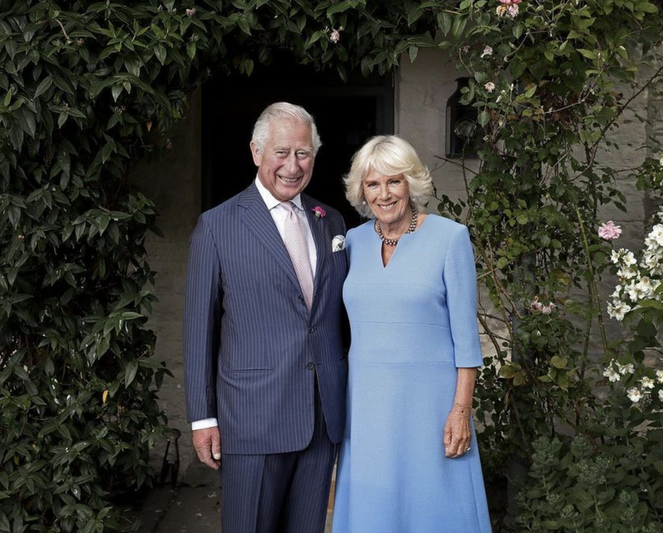 Król Karol III i królowa Camilla na oficjalnej fotografii