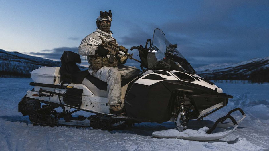 Żołnierz brytyjskiego Commando Force w skuterze śnieżnym podczas ćwiczeń w Norwegii.