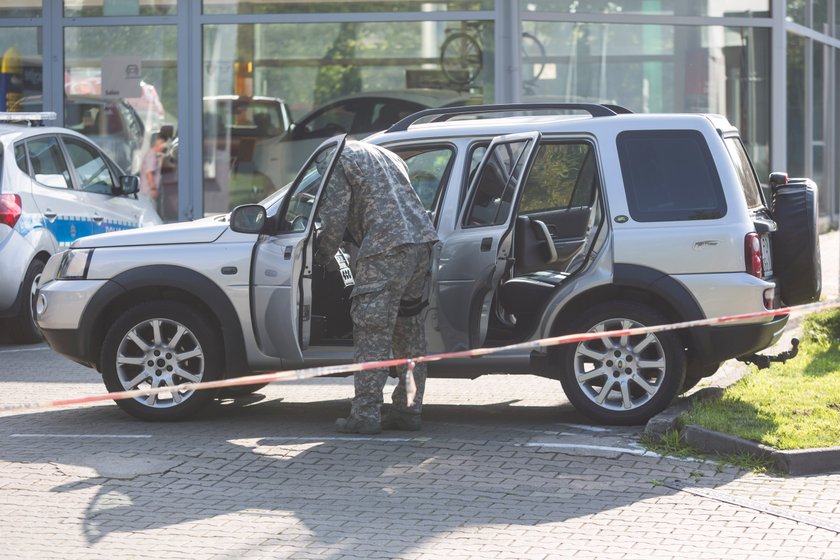 Policja bada paczkę znalezioną pod autem posła Górskiego