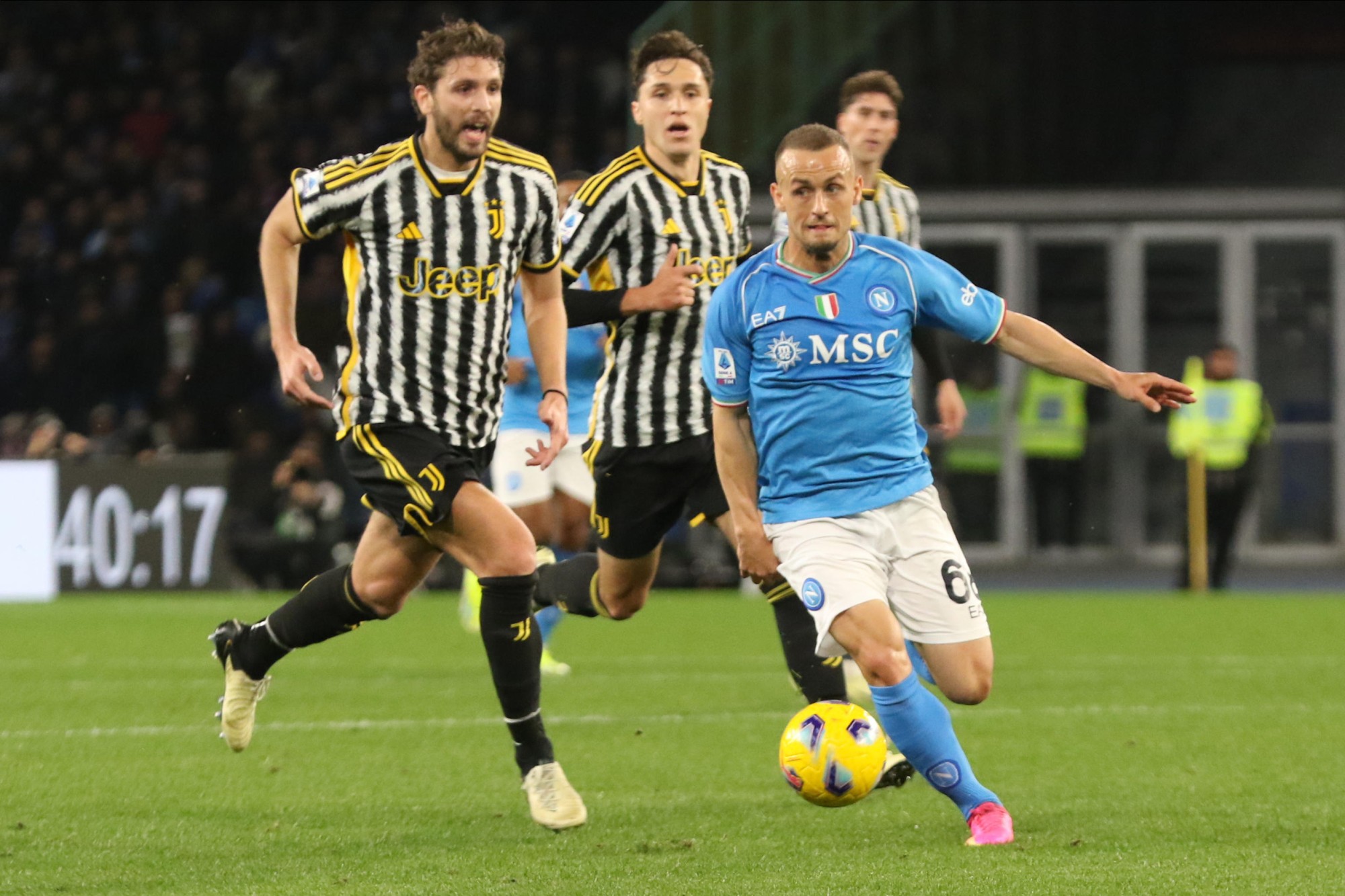 Slovenský futbalista v drese Neapolu Stanislav Lobotka v zápase s Juventusom Turín.