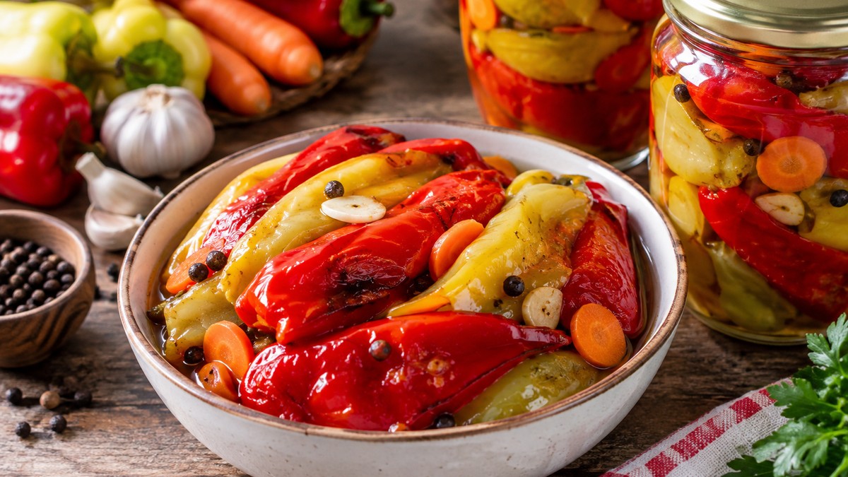 Peckane paprike za zimnicu: Originalni recept sa šargarepom i belim lukom