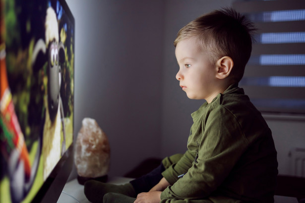 Nadmierny kontakt z ekranem we wczesnym dzieciństwie może prowadzić do zaburzeń rozwojowych