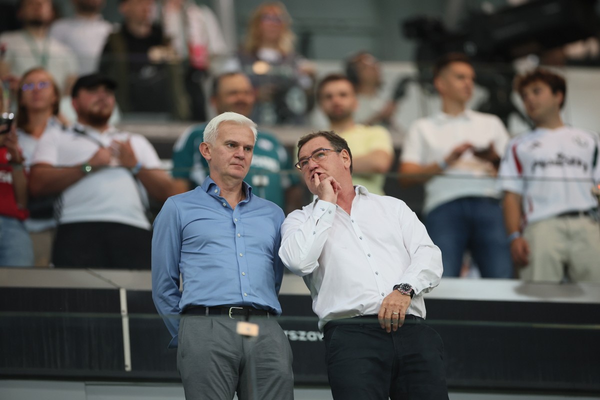 Selekcjoner reprezentacji Polski Jan Urban (P) ze swym asystentem Jackiem Magierą (L)