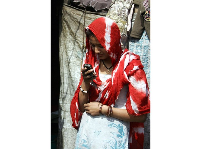 Hindusi żyją w nędzy, bez toalet, ale telefony komórkowe mają