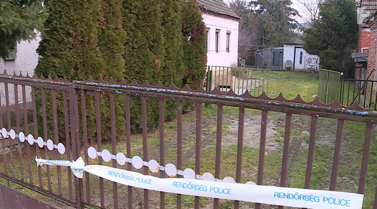 A rendőrség befeszítette a ház ajtaját. Az idős férfit megölhették / Fotó: TV2