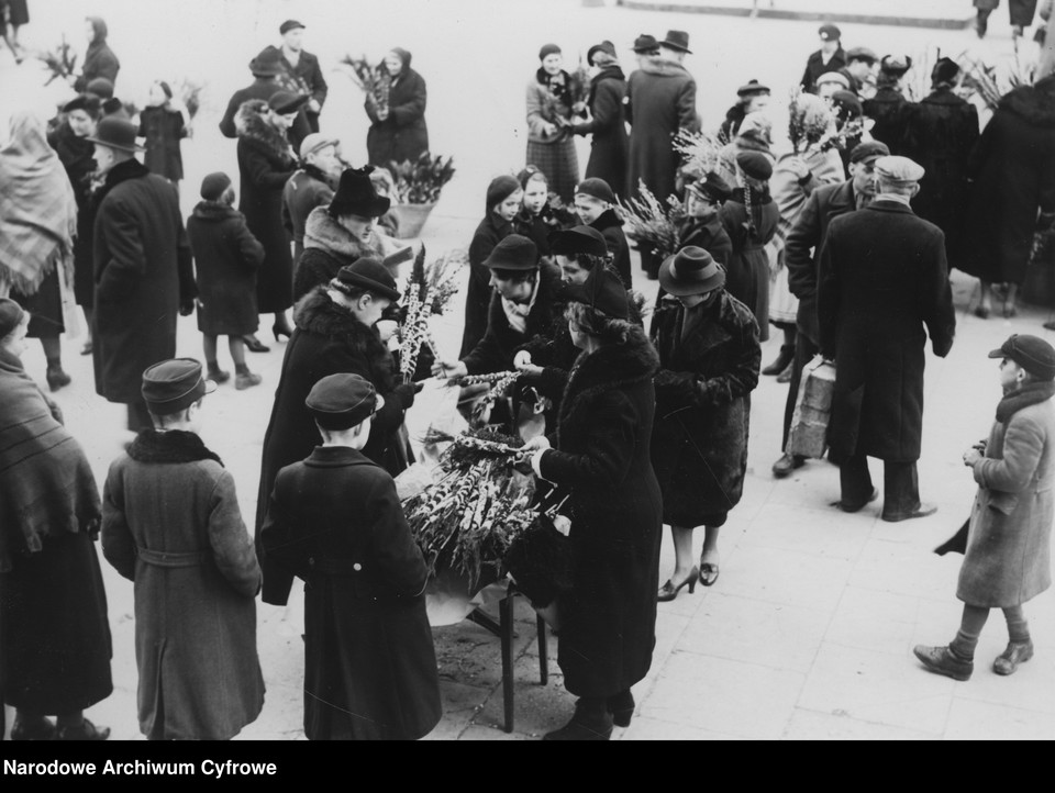 Sprzedaż palm wielkanocnych przed kościołem św. Aleksandra na placu Trzech Krzyży w Warszawie, 1939 r.