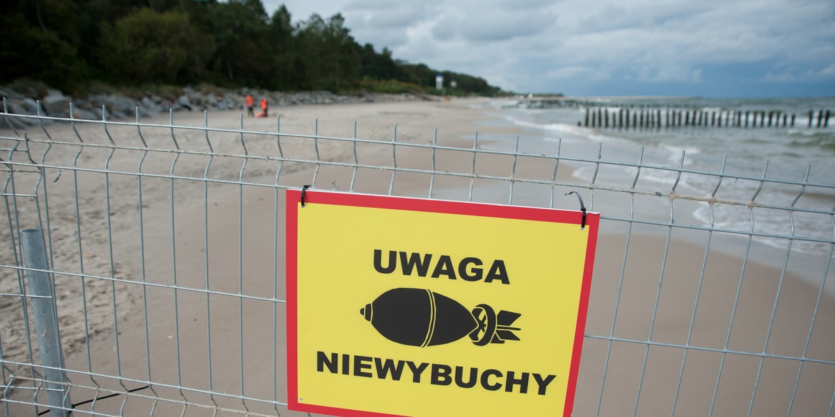 Plażę w Ustce czyszczą z niewybuchów