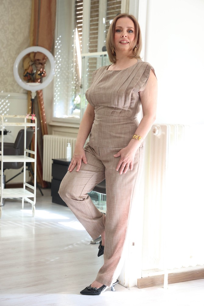 Pantalone, bluza, minđuše„PS.Fashion“,cipele„Dechamann“ 
