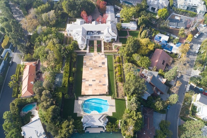 Drveni podijum pored bazena na imanju dede Paris Hilton