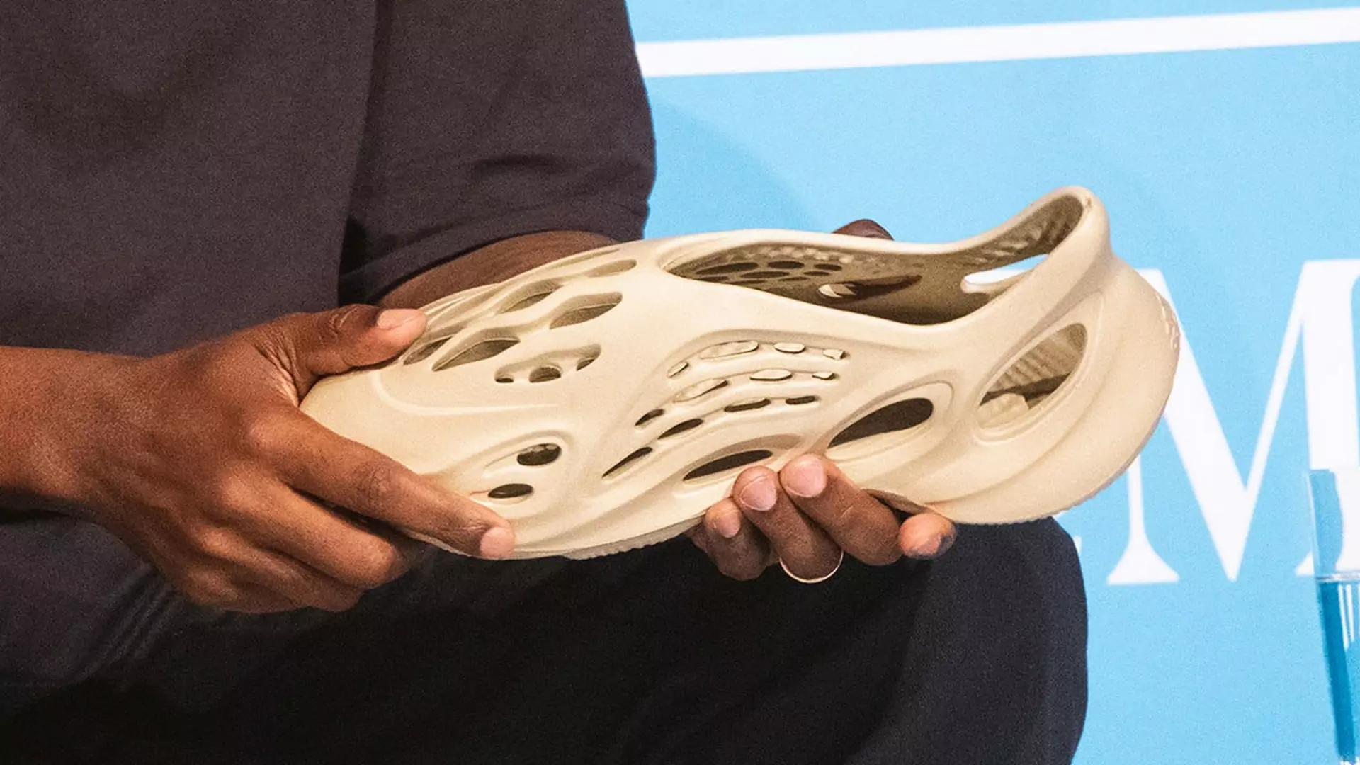 Kanye West pokazał prototyp najnowszych Yeezy. Pianka z glonów i wygląd "Crocsów"