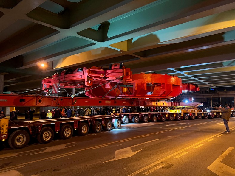 Transport gigantycznej maszyny TBM w Warszawie