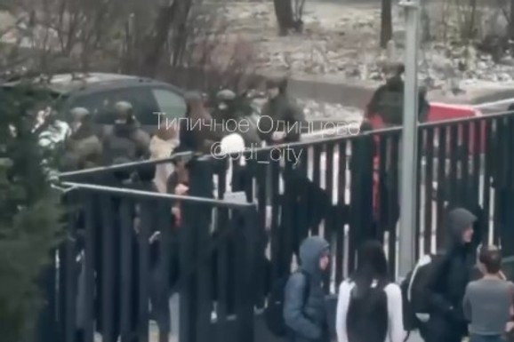 (VIDEO) UBIJENO DETE U ŠKOLI! Horor u Rusiji: Maloletnik nožem usmrtio učenika, najmanje troje povređenih: Specijalci okružili ustanovu