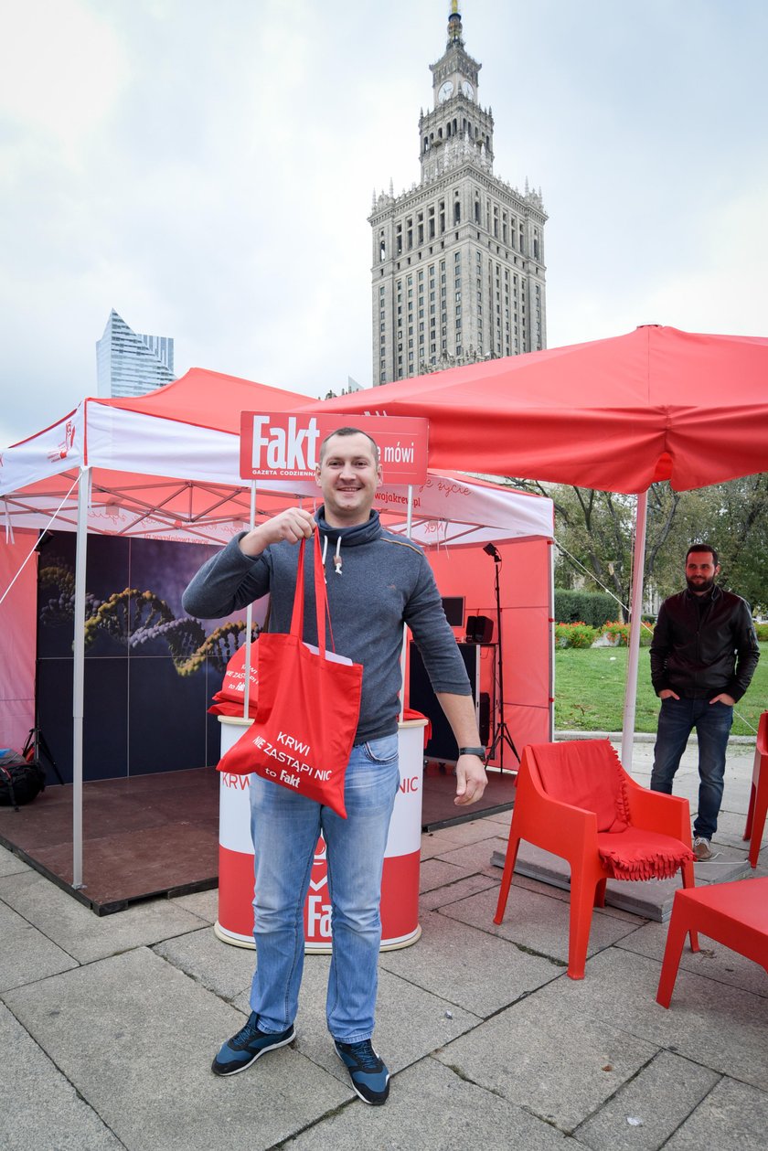 … ale się udało! Oddał krew, a prócz gadżetów Faktu dostał podwójne zaproszenie na Roztańczony Narodowy.