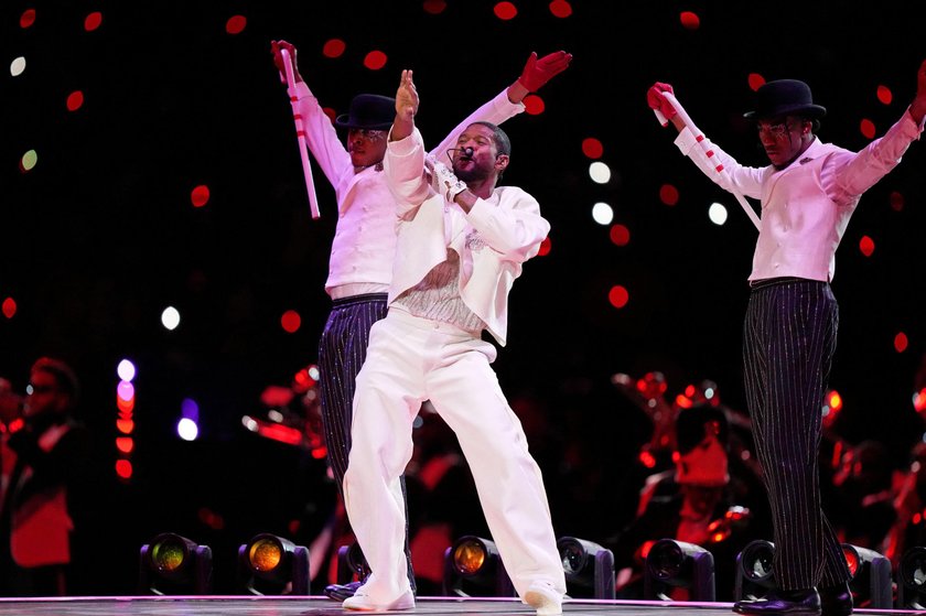 Usher podczas występu na Super Bowl. 