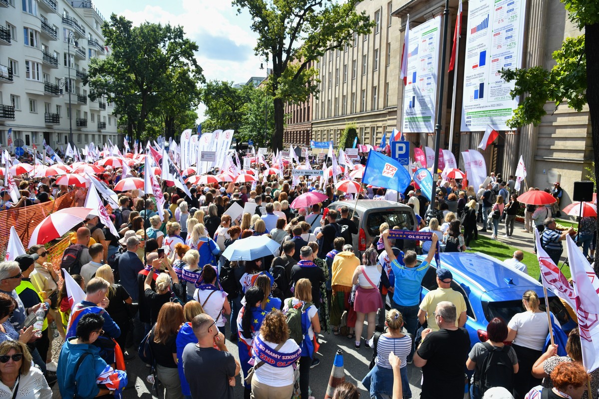 Zorganizowana przez ZNP pikieta pod hasłem: "Lekcja obywatelska. Temat: Edukacja jest najważniejsza!" przed siedzibą Ministerstwa Edukacji i Nauki w Warszawie