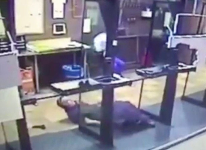 Mladić, koji je pucao, sedi u pozadini