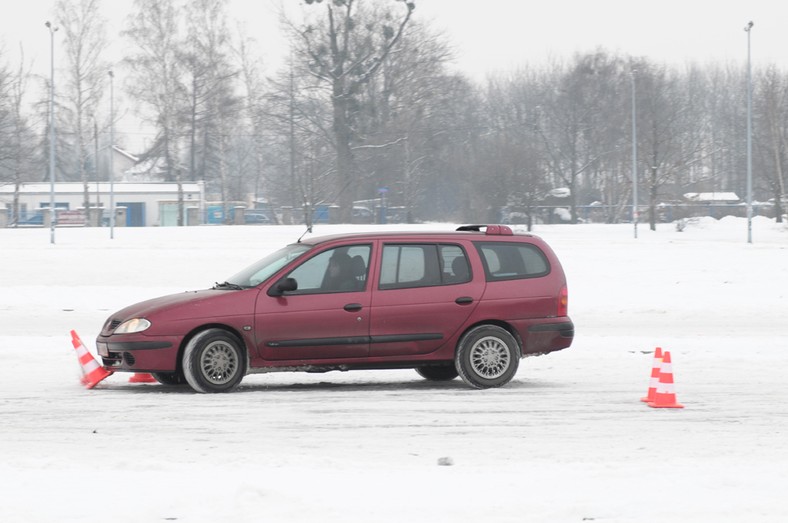 Podczas hamowania silnikiem nie wolno zapominać o ostrożnym operowaniu pedałem sprzęgła