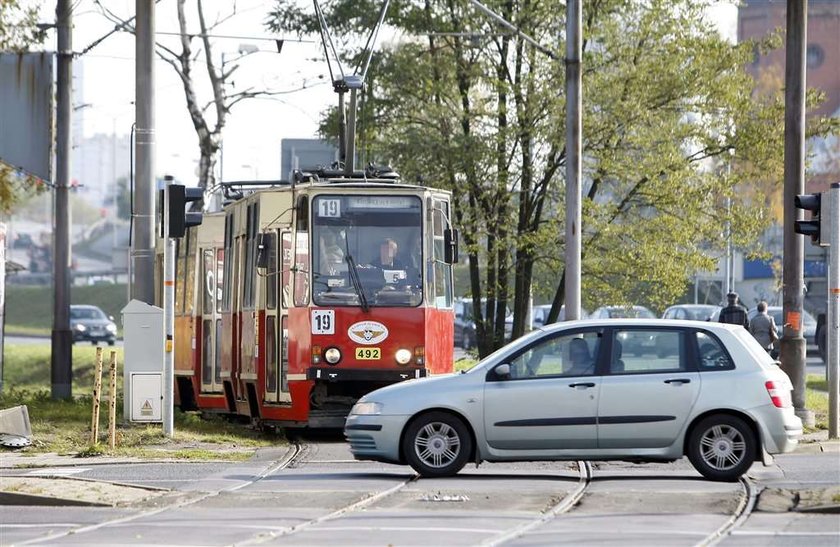 Tramwaje stoja na światłach