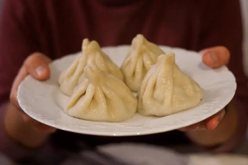 Chinkali kalakuri - pierogi gruzińskie z mięsem wołowo-wieprzowym i bulionem w środku