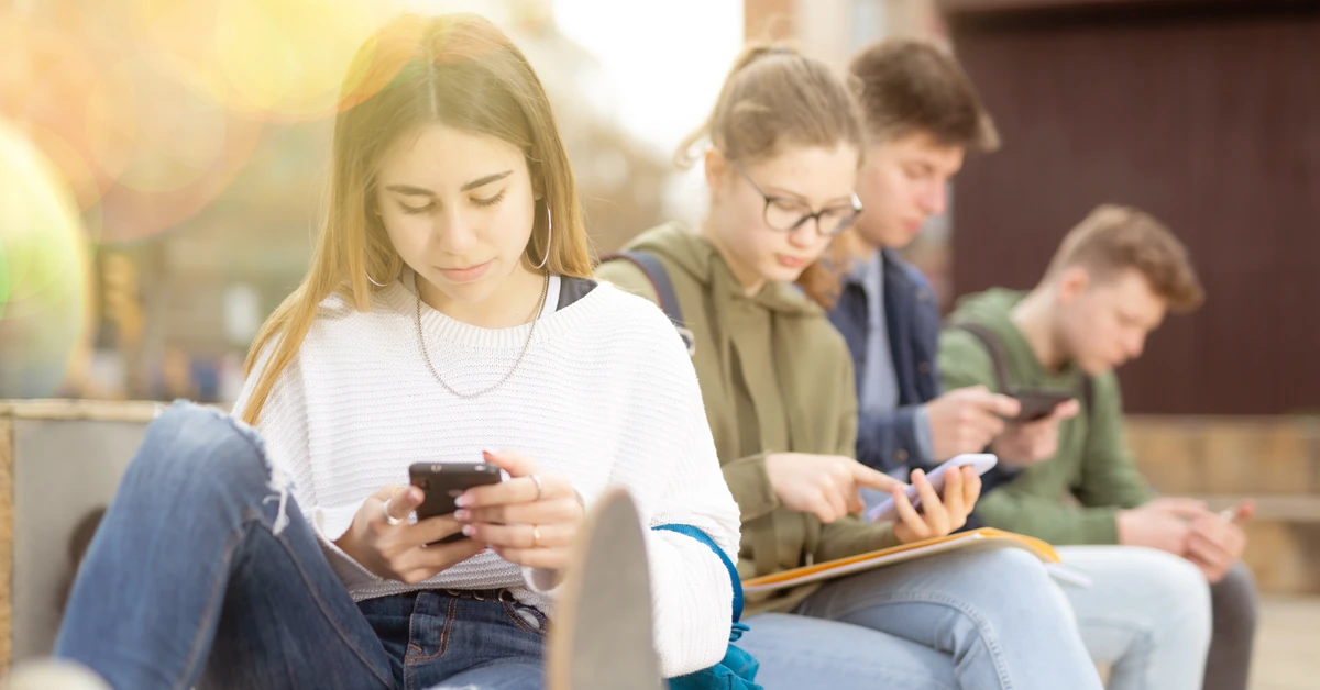 Szkoły średnie przygotowują się do egzekwowania zakazu telefonów. Dla uczniów to kara