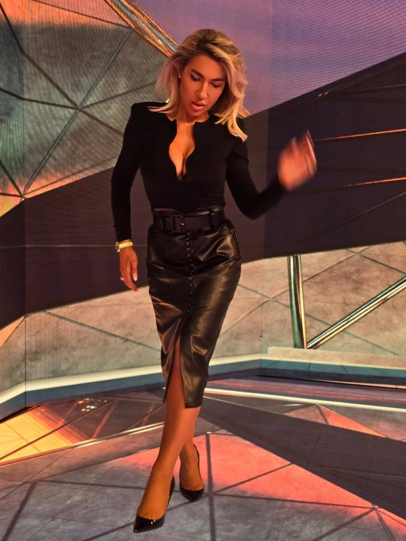 Jovana Jeremić u kožnoj suknji 