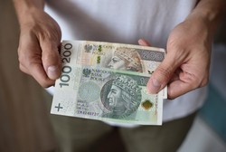 Tych banknotów i monet sprzedawca może nie przyjąć. Co robić?