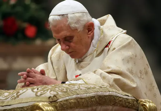 Benedykt XVI w książce wspomina o "klubach" homoseksualnych w seminariach